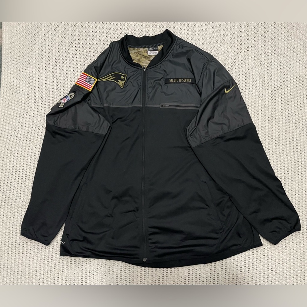Nike On the field New England Patriots "Salute To Service"  Full Zip Size 2XL